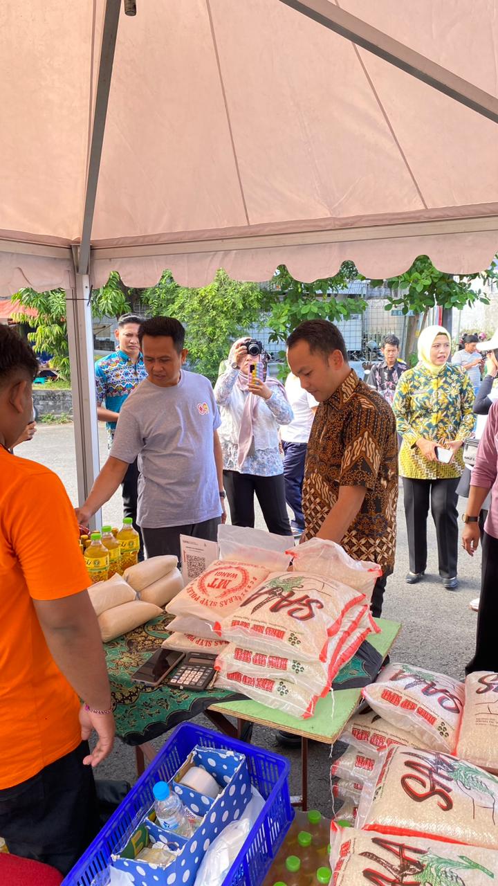 Kejari Surakarta mengadakan Gerakan Pasar Murah dalam rangka